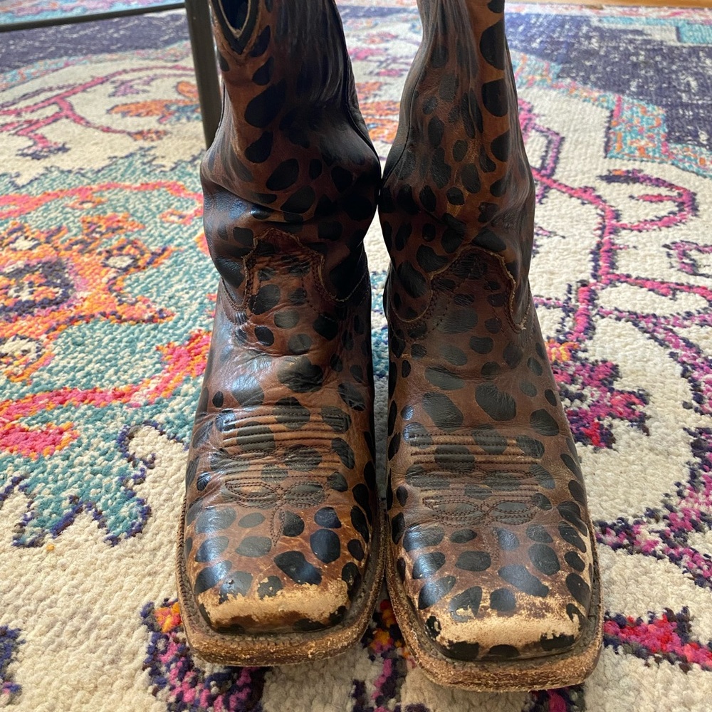 Ariat 9.5B Leather cowboy boots. Vintage inspired distressed toe/ heel counter.